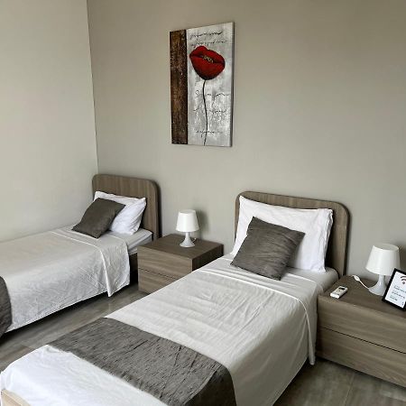 F10 Room 3, Private Room Two Single Beds Shared Bathroom In Shared Flat Msida Exteriör bild