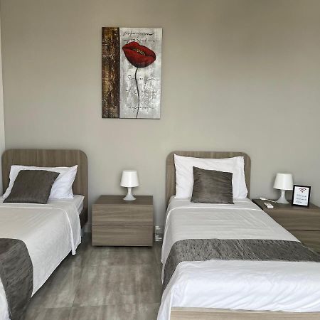 F10 Room 3, Private Room Two Single Beds Shared Bathroom In Shared Flat Msida Exteriör bild