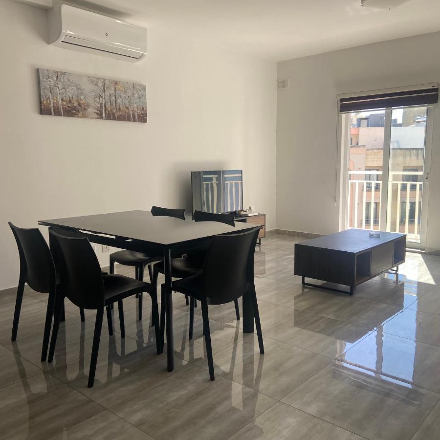 F10 Room 3, Private Room Two Single Beds Shared Bathroom In Shared Flat Msida Exteriör bild